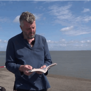 Mathijs Deen vertelt bij RTV Noord over zijn Waddenthrillers