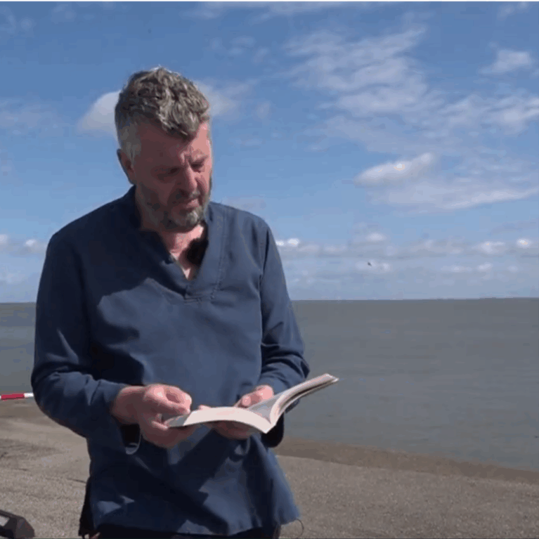 Mathijs Deen vertelt bij RTV Noord over zijn Waddenthrillers